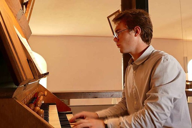 Jorgos Borchert spielt auf der Orgel in der evangelischen Kirche in Weisweil.  | Foto: Hannes Selz