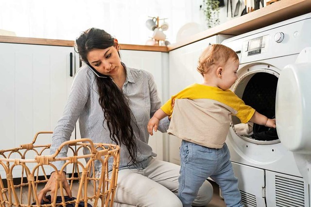 Frauen haben in Deutschland  weniger F...schmeien und  die Kinder zu erziehen.  | Foto: Kawee  (stock.adobe.com)