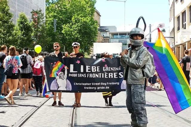 Tausende setzen beim Christopher Street Day in Freiburg ein Zeichen für Oslo