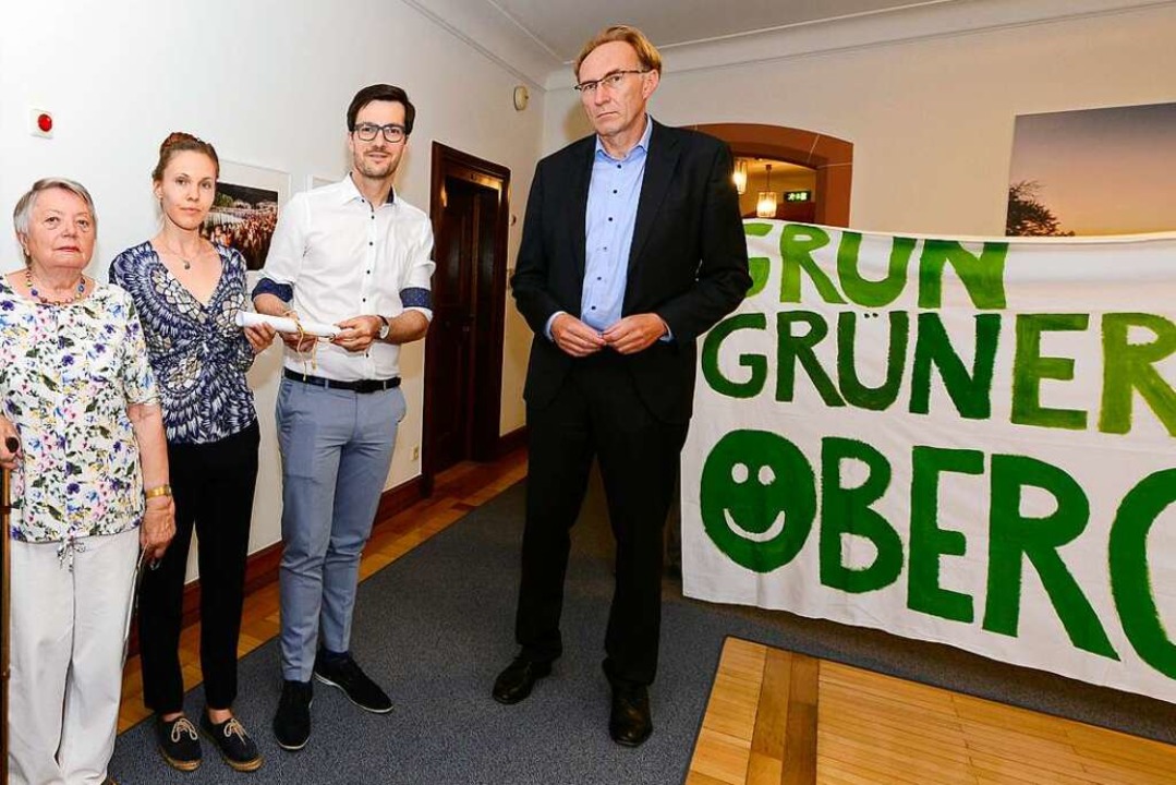 Wie lautet der Slogan komplett? Ganz k...aubürgermeister Martin Haag übergaben.  | Foto: Ingo Schneider