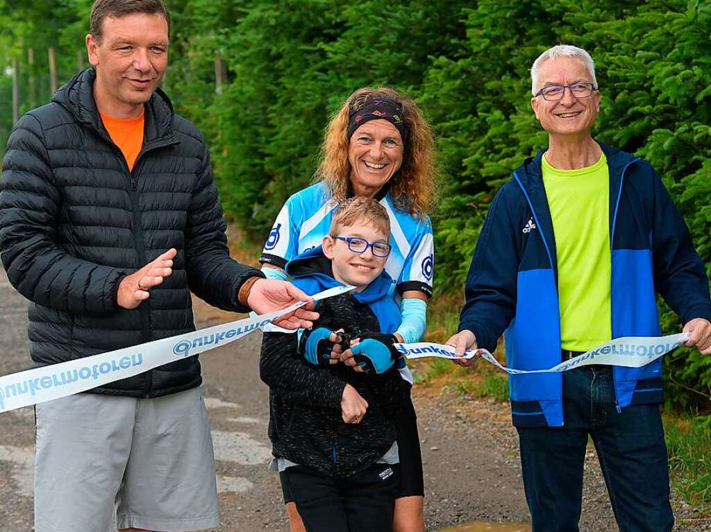 Pate Elias Kehl und seine Mutter schneiden das Band durch, mit dabei Uwe Lorenz (links) und Schirmherr Brgermeister Marlon Jost (rechts). Die Radtouren fr Ambitionierte und Familien  durften starten.