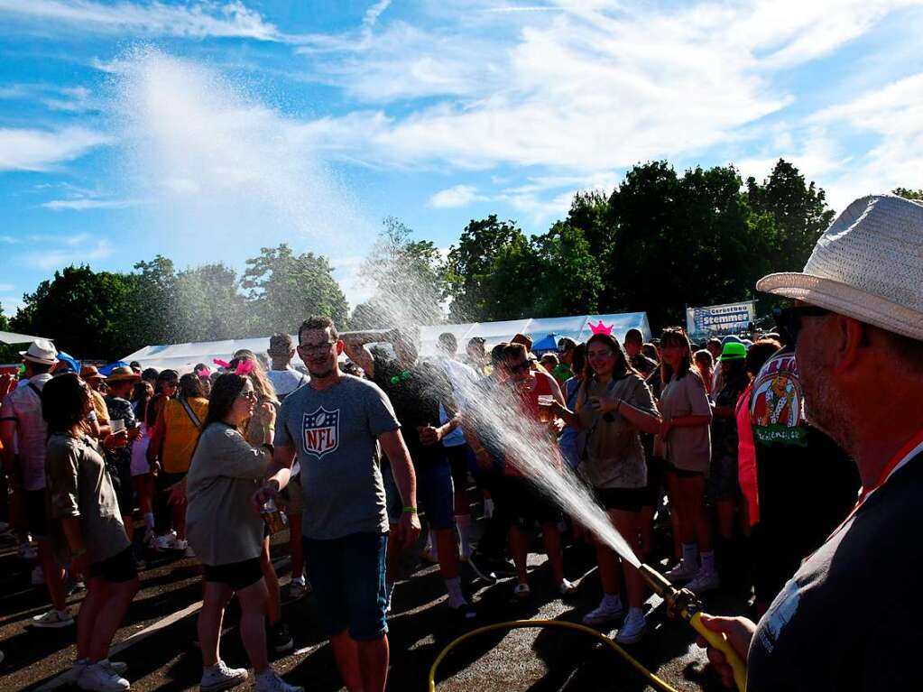 Um in der sommerlichen Hitze nicht zu kollabieren wurden die Besucher am Samstag per Wasserstrahl abgekhlt