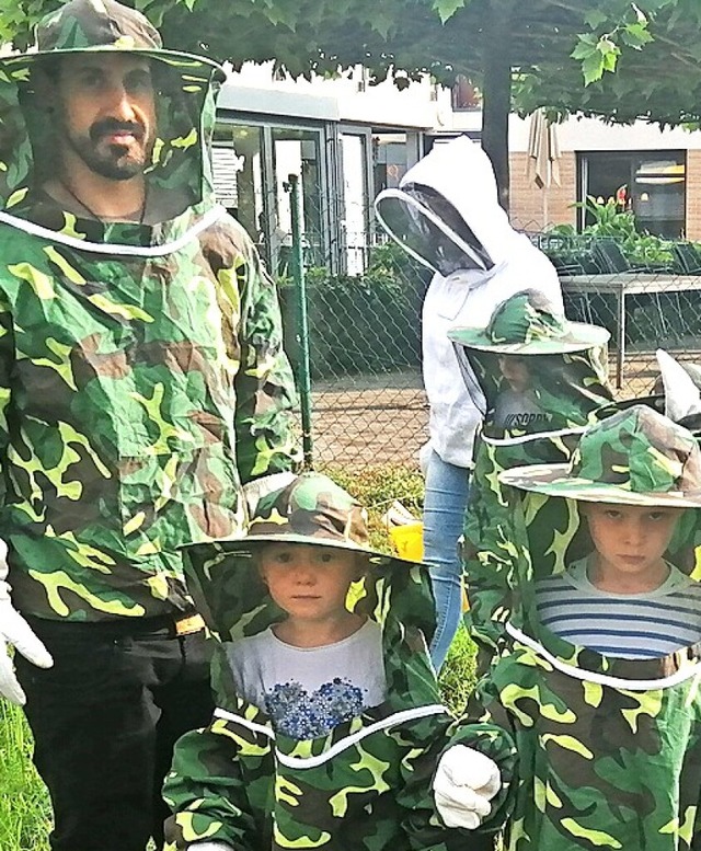 Schutzkleidung gab den Grundschlern G... sie vor Bienenstichen geschtzt sind.  | Foto: Grundschule Sthlingen