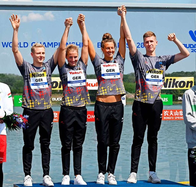 Vier gewinnt: Oliver Klemet, Lea Boy, Leonie Beck und Florian Wellbrock (v.l.)   | Foto: FERENC ISZA (AFP)