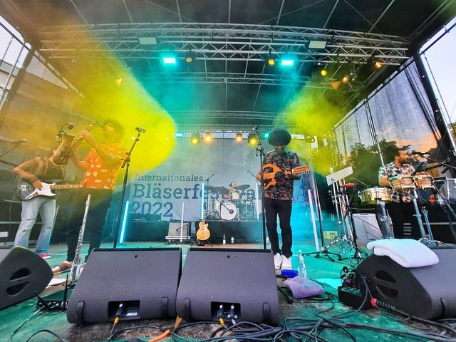 Die Band &#8222;Quarter to Africa&#822...thausbhne des Weiler Blserfestivals.  | Foto: Hannes Lauber