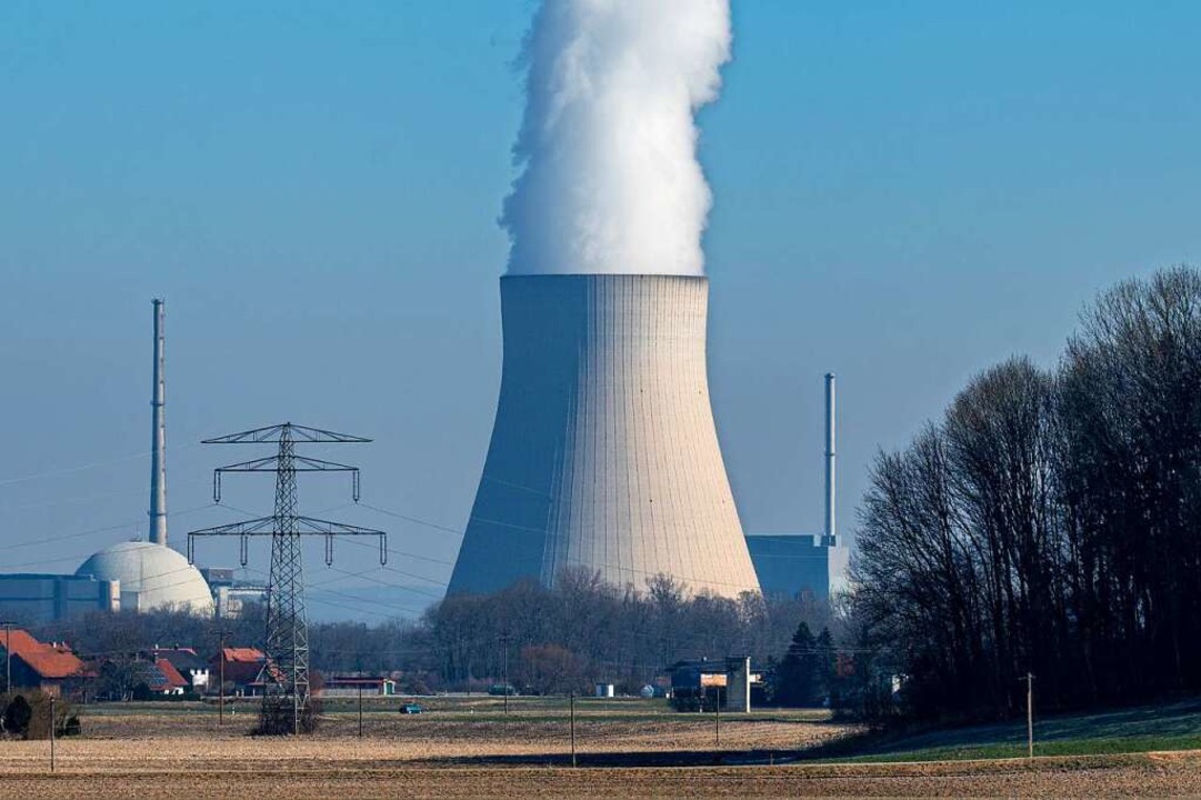 Noch kommt Wasserdampf aus dem Kühltur...s Atomkraftwerk Isar 2 erzeugt Strom.   | Foto: Armin Weigel (dpa)