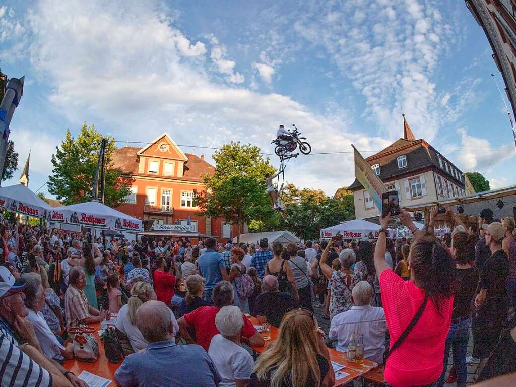 Die Falko-Traber-Show aus Breisach begeisterte in Mllheim auf dem Hochseil und auf dem Peitschenmast.