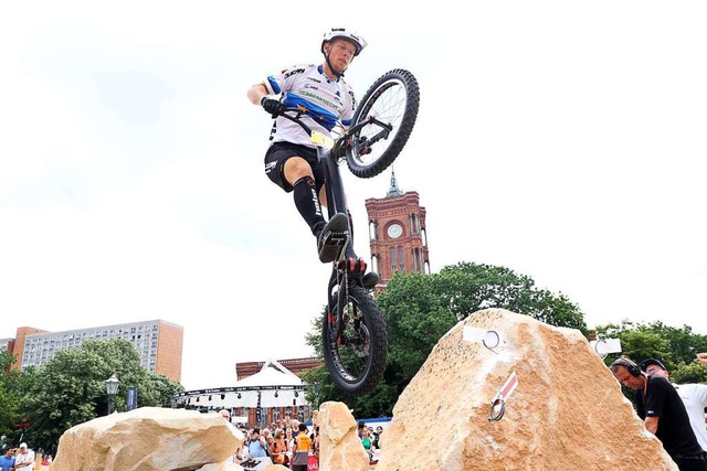 Balance in Berlin: Dominik Oswald aus Ettenheim  | Foto: IMAGO/Juergen Engler