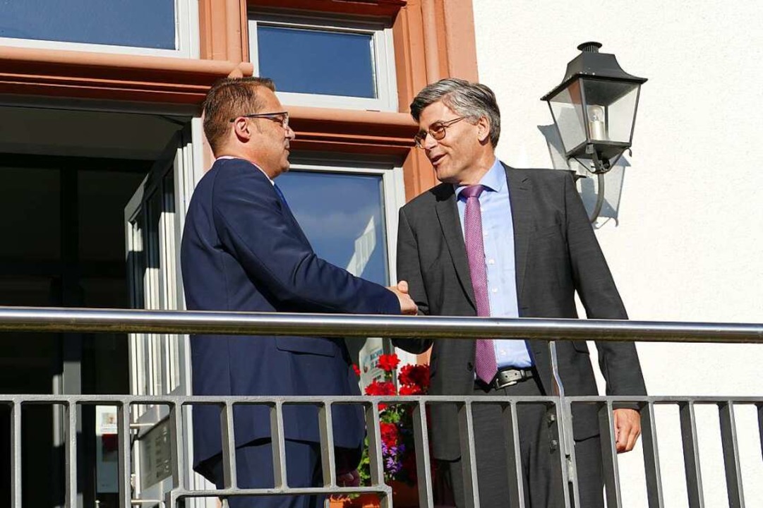 Landrat Martin Kistler gratuliert dem Wahlsieger auf der Treppe  des Rathauses.  | Foto: Martin Kpfer