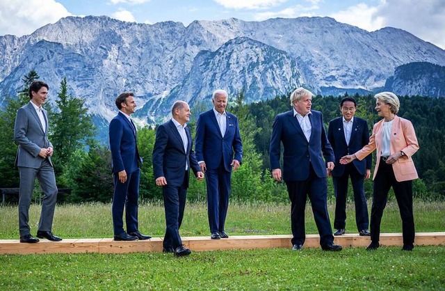 Die Staatschefs aus Kanada, Frankreich...G7-Gipfels auf Schloss Elmau zusammen.  | Foto: Michael Kappeler (dpa)