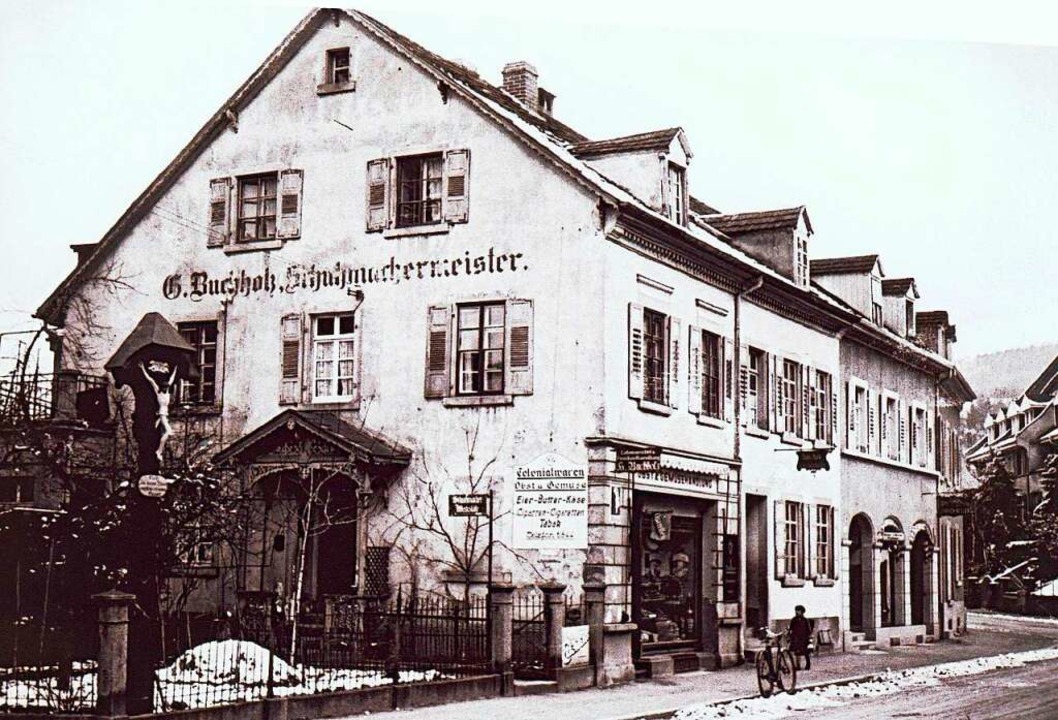 Das historische Foto zeigt das Haus St...acher-Geschäft und Kolonialwarenladen.  | Foto: Archiv Hans Sigmund