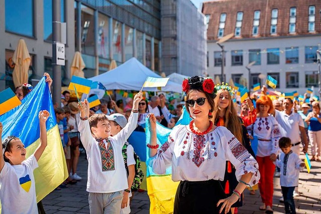 Einzug der Kulturen auf dem Marktplatz...der ukrainischen Gruppe an der Spitze.  | Foto: Fabian Linder