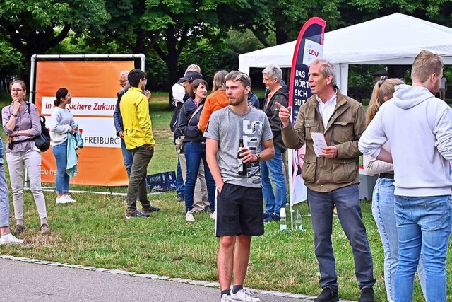 CDU-Politiker versuchten, mit Feiernden und Anwohnern ins Gesprch zu kommen.  | Foto: Michael Bamberger