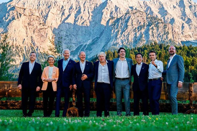 Informelles Gruppenfoto am Ende des er...rund beim G7-Gipfel auf Schloss Elmau.  | Foto: LUDOVIC MARIN (AFP)