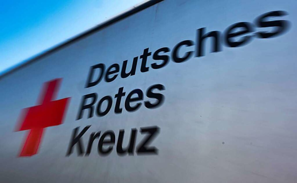 Das Deutsche Rote Kreuz ist auch vom Fachkräftemangel betroffen.  | Foto: Matthias Rietschel (dpa)