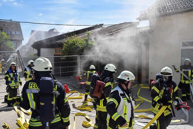 75 Wehrleute aus drei Feuerwehren probten am Kindergarten Reute den Ernstfall.  | Foto: Andrea Steinhart