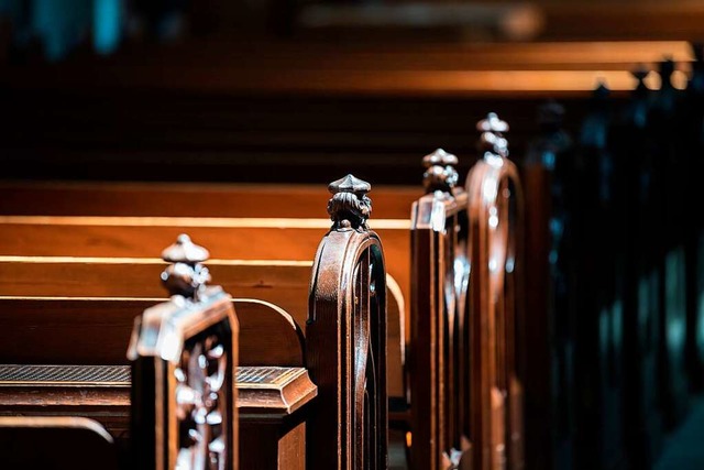 Viele Bnke bleiben leer: Immer mehr M...en der katholischen Kirche den Rcken.  | Foto: Lafoudre  (stock.adobe.com)