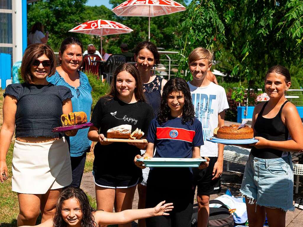 Die Klassen 6a und 8a der Realschule mit Mttern verkauften leckere selbstgebackene Kuchen im Freibad.