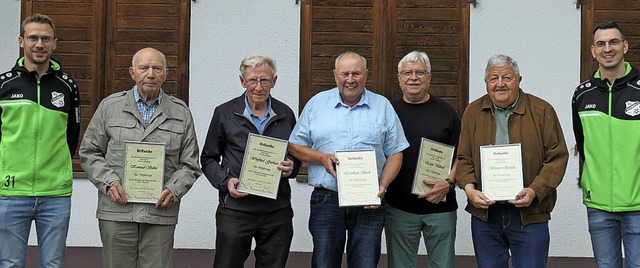 Ehrungen mit (von links)  Vorsitzender...ttele und Vorsitzender Johannes Amann.  | Foto: Renate Dannecker