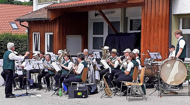 <BZ-FotoAnlauf>Musikverein Wies:</BZ-F...auf> Das Platzkonzert kam bestens an.   | Foto: Ulrike Owald