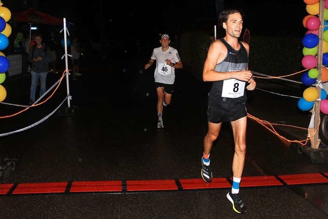 Im Ziel eine Sekunde vor Andreas Ambs: Daniel Steffi.  | Foto: Winfried Stinn