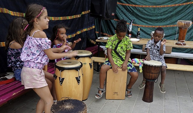 Kinder trommeln gerne, beim Afrikafest hatten sie eine Auswahl an Instrumenten.  | Foto: Danielle Hirschberger