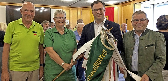 Nach guter Tradition wurde der  Wimpel...rmeister  Krieger; rechts Meinrad Joos  | Foto: Charlotte Frse