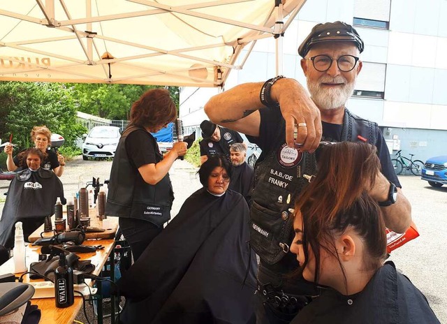 Andreas Drotleff in Bikerkluft bei der Arbeit im Hof des Ursulaheims  | Foto: Barbara Puppe