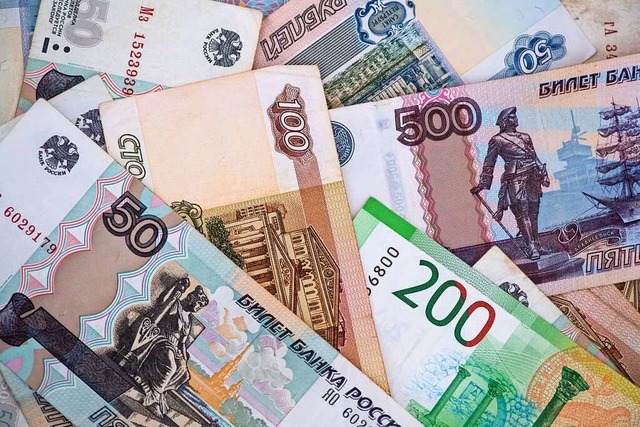 Jede Menge Rubel &#8211; die auslndis...ds wollen allerdings Euro oder Dollar.  | Foto: Sven Hoppe (dpa)