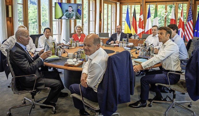 Kanzler Olaf Scholz  im Kreis der G7-S...dem zugeschalteten Wolodymyr Selenskyj  | Foto: Michael Kappeler (dpa)