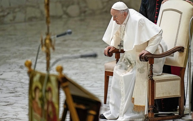 Auch Papst Franziskus kann  die Welle an Kirchenaustritten nicht stoppen.  | Foto: Alessandra Tarantino (dpa)