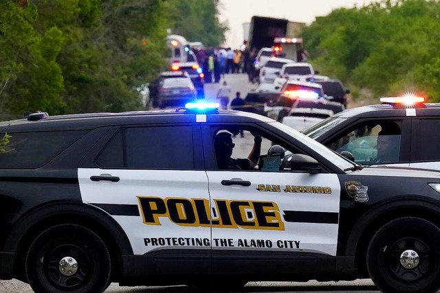 Die Polizei sperrt den Tatort ab, an d...Leichen entdeckt wurde in San Antonio.  | Foto: Eric Gay (dpa)