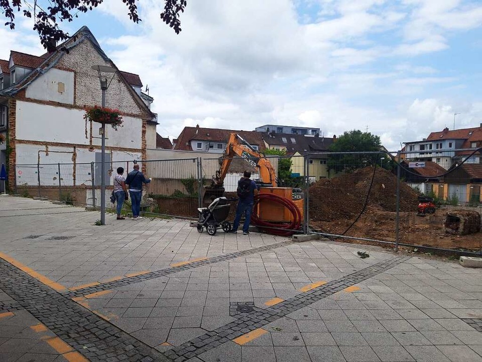 Seit Montag laufen die vorbereitenden Arbeiten auf der Brache in der Innenstadt.  | Foto: Verena Pichler