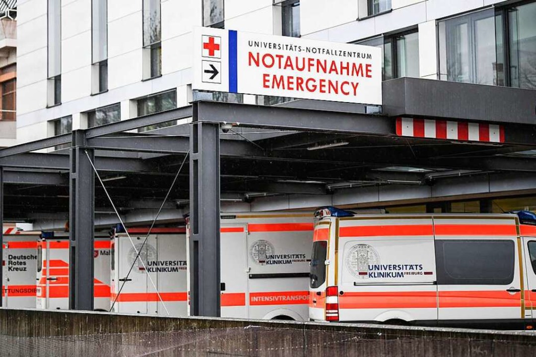 Rettungswagen vor der Notaufnahme der Universitätsklinik Freiburg  | Foto: Patrick Seeger (dpa)