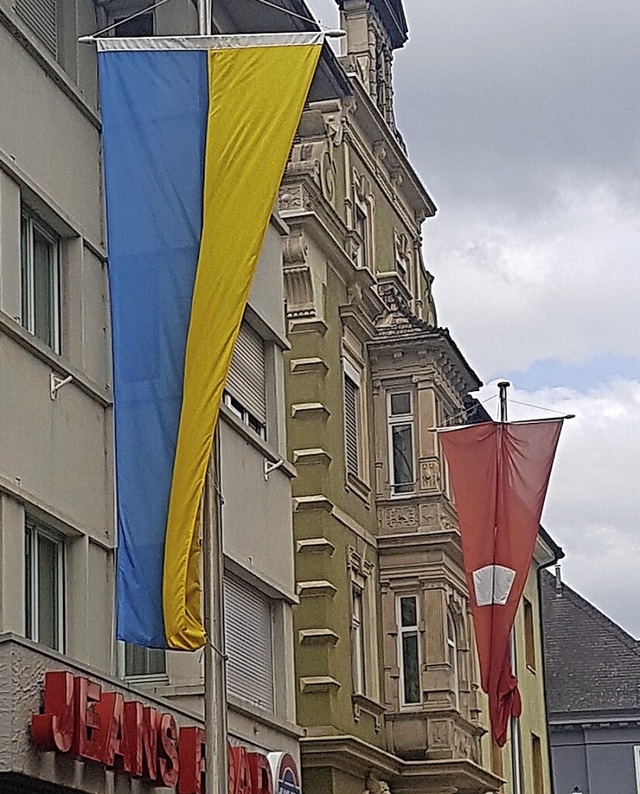 Als Zeichen der Solidaritt mit der Uk...ie ukrainische Fahne in Bad Sckingen.  | Foto: Axel Kremp