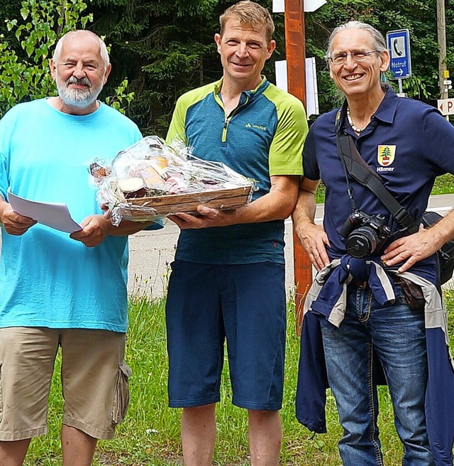 Fr die tatkrftige Umsetzung des Hnn...ner Langendorf mit einem Geschenkkorb.  | Foto: Reinhard Herbrig