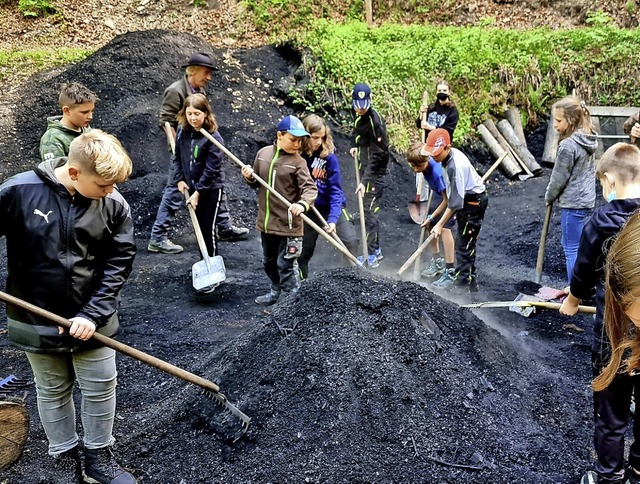 <BZ-FotoAnlauf>Gemeinschaftsschule:</B...iler mit Schaufel und Rechen abbauen.   | Foto: GMS Oberes Wiesental