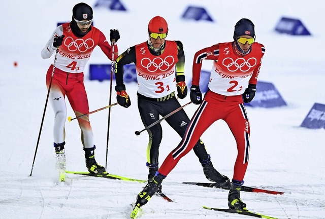 Manuel Fait (Mitte) gewann in China Olympia-Silber im Teamwettbewerb.   | Foto: Dai Tianfang via www.imago-images.de