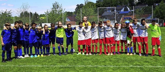 Bei den hervorragend vom gastgebenden ...altersweirer (links) siegten mit 2:0.   | Foto: Ralf Burgmaier