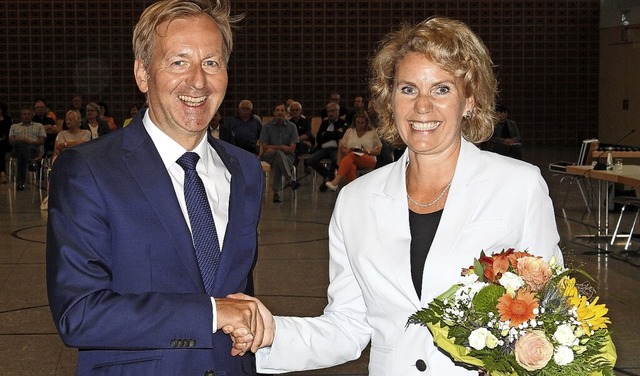 OB Philipp Frank gratulierte der neuen Brgermeisterin Petra Dorfmeister.  | Foto: Markus Baier