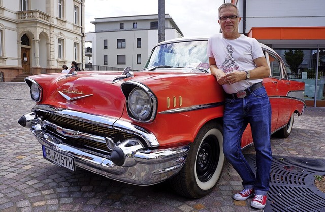 Achim Baumer vor seinem 1957er Chevy Bel Air  | Foto: Sebastian Kurtenacker