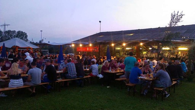 Abendstimmung beim Gartenfest: Auf sch...eut sich der  Musikverein Schwrstadt.  | Foto: Hildegard Siebold