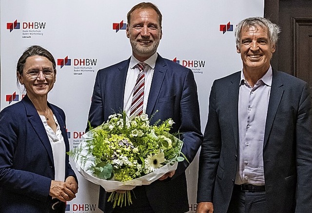 Gerhard Jger (Mitte) ist neuer Rektor...chschulratsvorsitzender) gratulieren.   | Foto: DHBW