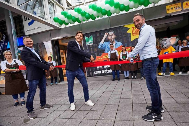 Bei der Erffnung des neuen Edeka-Mark...nd der neue Marktleiter Nicolai Bhr.   | Foto: Michael Bode/Edeka Kohler
