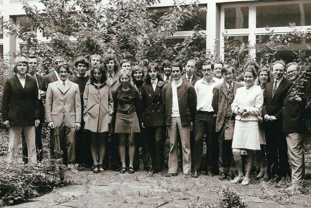 Der Abi-Jahrgang 1972 mit den Lehrern ...rrer Siegfried Harr (hinten von links)  | Foto: Kant-Gymnasium