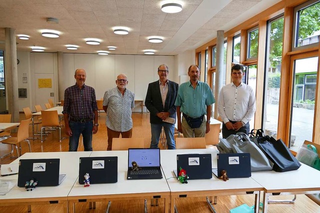 Chromebooks spendete die PC-Initiative...ellvertreter Michael Behringer dankte.  | Foto: Sylvia Sredniawa