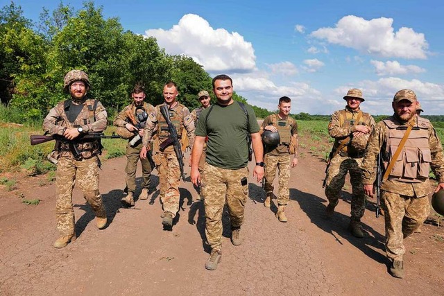 Hauptmann Konstantin (Mitte) mit seiner Truppe  | Foto:     Till Mayer