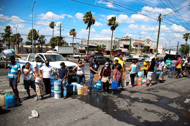 Anwohner in Monterrey warten auf die Wasserlieferung.  | Foto: Uncredited (dpa)