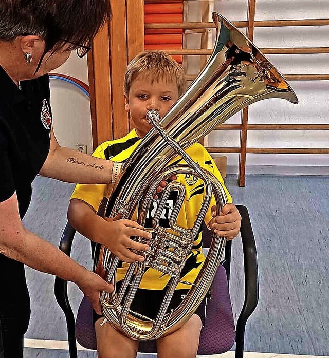 Viele Kinder nutzten die Gelegenheit, ...en verschiedene Instrumente zu testen.  | Foto: Verein