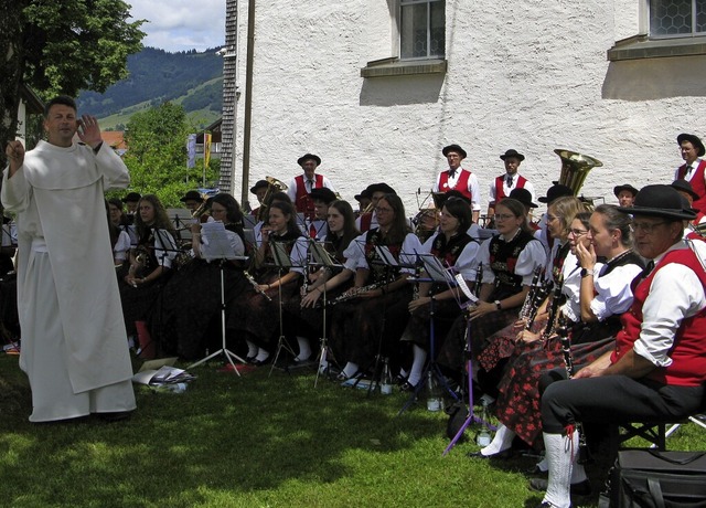 Pater Lukas dirigiert beim Pfarrfest das Orchester des Musikvereins Bernau.  | Foto: Ulrike Spiegelhalter